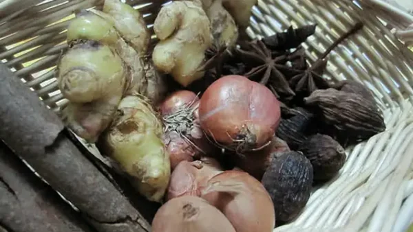 Cách Nấu Phở Sườn Bò Thơm Ngon, Nước Dùng Trong Vèo Và Thịt Mềm