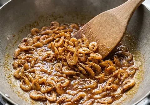 Cách Nấu Tép Khô Rang Mặn Ngọt, Giòn Thơm, Đậm Đà Ăn Cơm
