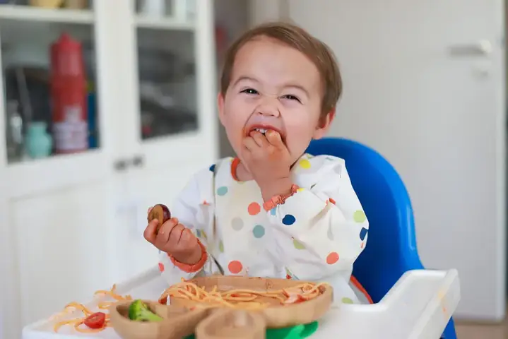 Cách Nấu Thức Ăn Cho Bé Theo Tuổi: Dễ Làm, Đủ Chất Từ Ăn Dặm Đến Ăn Cơm Cách Nấu Thức Ăn Cho Bé Theo Tuổi: Dễ Làm, Đủ Chất Từ Ăn Dặm Đến Ăn Cơm
