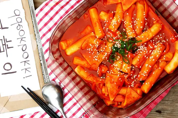 Cách Nấu Tokbokki Chả Cá Tại Nhà: Sền Sượt, Chuẩn Vị Hàn Quốc