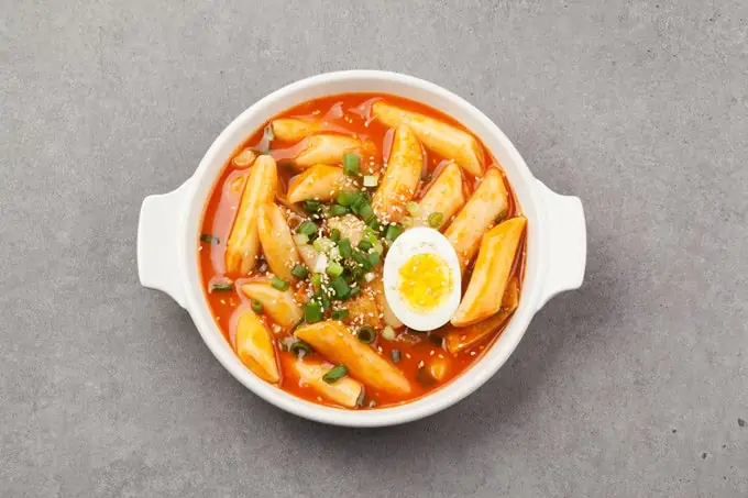 Cách Nấu Tokbokki Chả Cá Tại Nhà: Sền Sượt, Chuẩn Vị Hàn Quốc