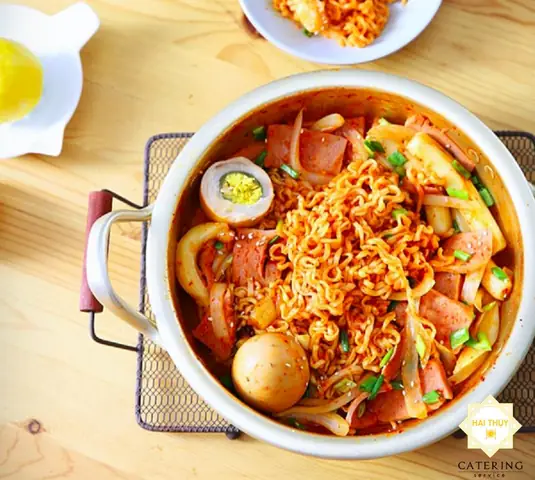 Cách Nấu Lẩu Tokbokki Hải Sản Chuẩn Vị Hàn Quốc: Công Thức Sốt Vàng, Bí Quyết Bánh Dai Hải Sản Tươi Không Tanh Cách Nấu Lẩu Tokbokki Hải Sản Chuẩn Vị Hàn Quốc: Công Thức Sốt Vàng, Bí Quyết Bánh Dai Hải Sản Tươi Không Tanh