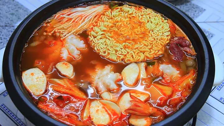 Cách Nấu Lẩu Tokbokki Hải Sản Chuẩn Vị Hàn Quốc: Công Thức Sốt Vàng, Bí Quyết Bánh Dai Hải Sản Tươi Không Tanh Cách Nấu Lẩu Tokbokki Hải Sản Chuẩn Vị Hàn Quốc: Công Thức Sốt Vàng, Bí Quyết Bánh Dai Hải Sản Tươi Không Tanh