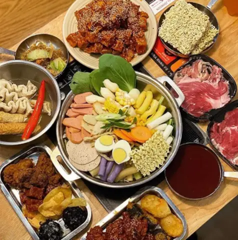 Cách Nấu Lẩu Tokbokki Hải Sản Chuẩn Vị Hàn Quốc: Công Thức Sốt Vàng, Bí Quyết Bánh Dai Hải Sản Tươi Không Tanh Cách Nấu Lẩu Tokbokki Hải Sản Chuẩn Vị Hàn Quốc: Công Thức Sốt Vàng, Bí Quyết Bánh Dai Hải Sản Tươi Không Tanh