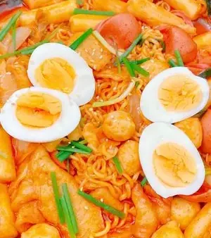 Cách Nấu Tokbokki Với Mì Tôm Tại Nhà: Cay Ngọt, Phô Mai Kéo Sợi