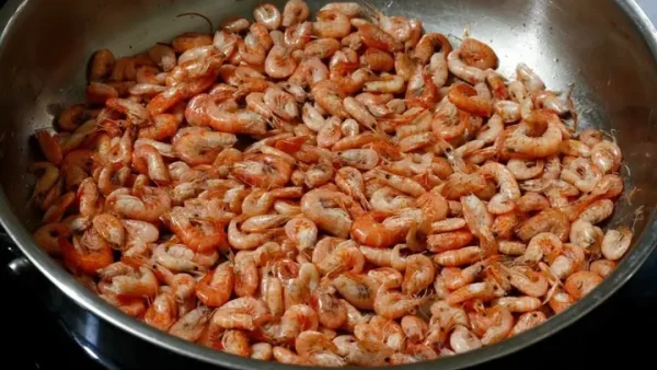 Cách Nấu Tôm Đồng Rang Lá Chanh Đỏ Au, Giòn Và Mặn Ngọt