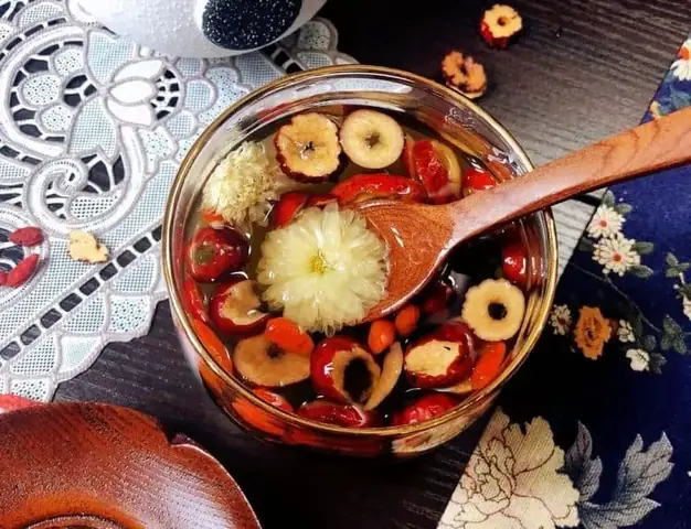Cách Nấu Trà Kỷ Tử Tại Nhà: 5 Cách Pha Với Táo Đỏ, Hoa Cúc Và Gừng