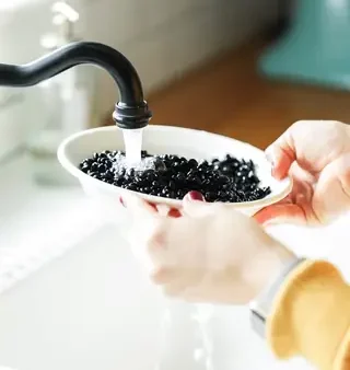 Cách Nấu Xôi Đậu Đen Dừa Nạo Bằng Nồi Cơm Điện: Công Thức Chuẩn Vị, Dẻo Thơm, Hạt Tách Rõ, Để Qua Ngày Không Cứng